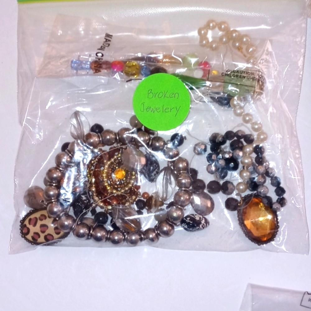 Small Fun Crafting Lot - Picture 6 of 12
